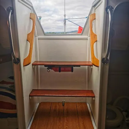 Seuls A Bord Dans Le Golfe Atypique Tekne