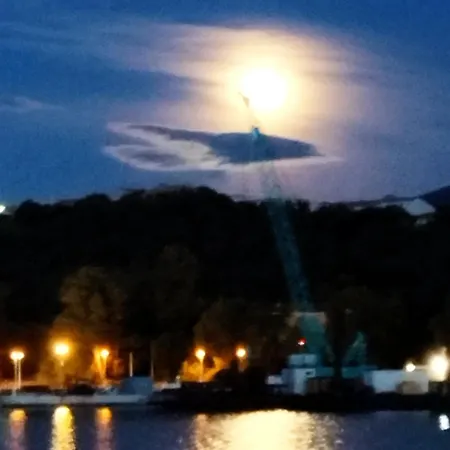 Seuls A Bord Dans Le Golfe Atypique Tekne