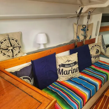 Seuls A Bord Dans Le Golfe Atypique Botel *