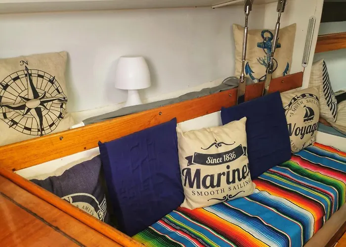 Seuls A Bord Dans Le Golfe Atypique Botel *